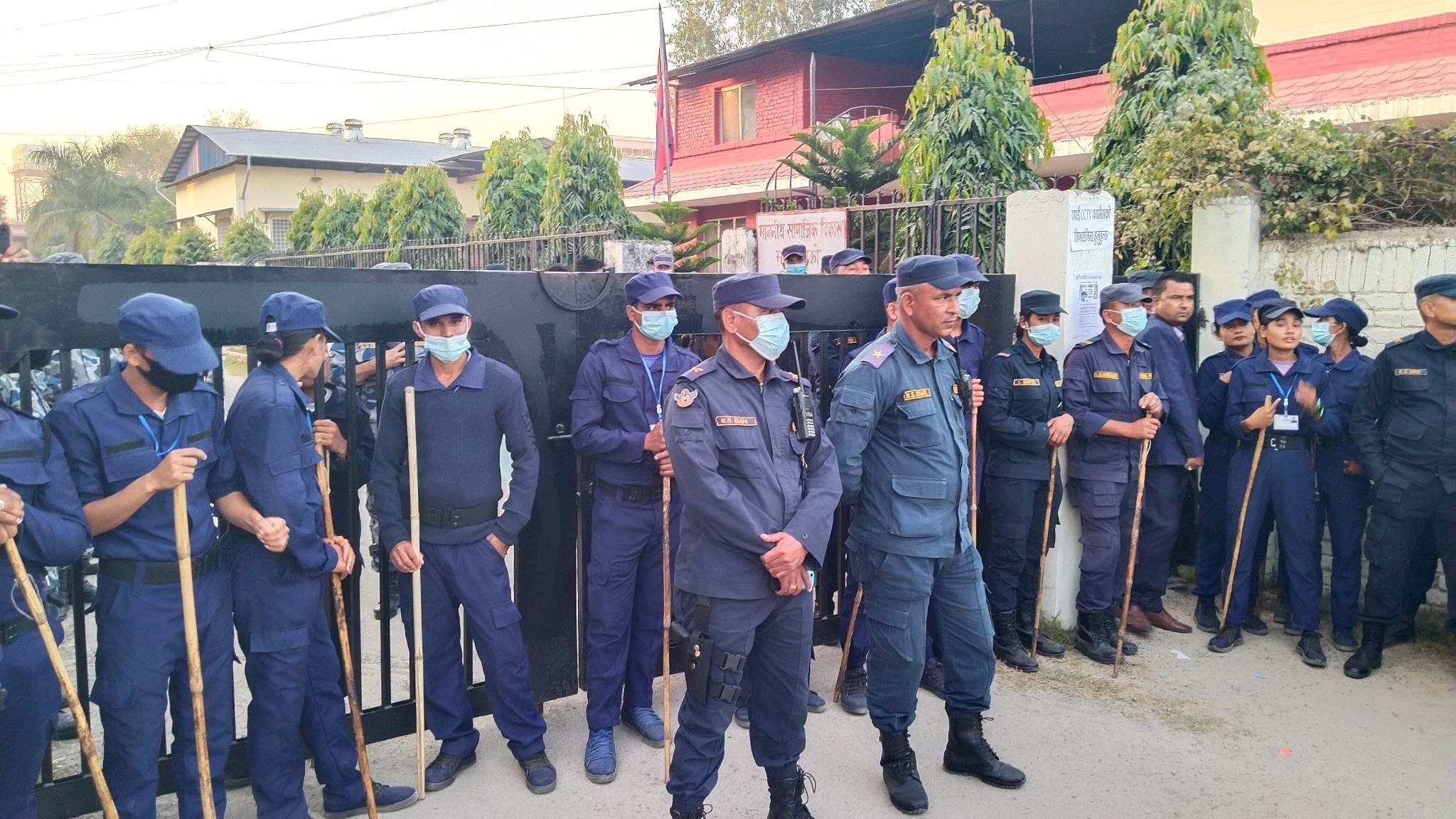 कैलाली ५ मा निर्वाचन अधिकृत विरामीपछि गणना अनिश्चित, मतगणनाको माग गर्दै नाराबाजी